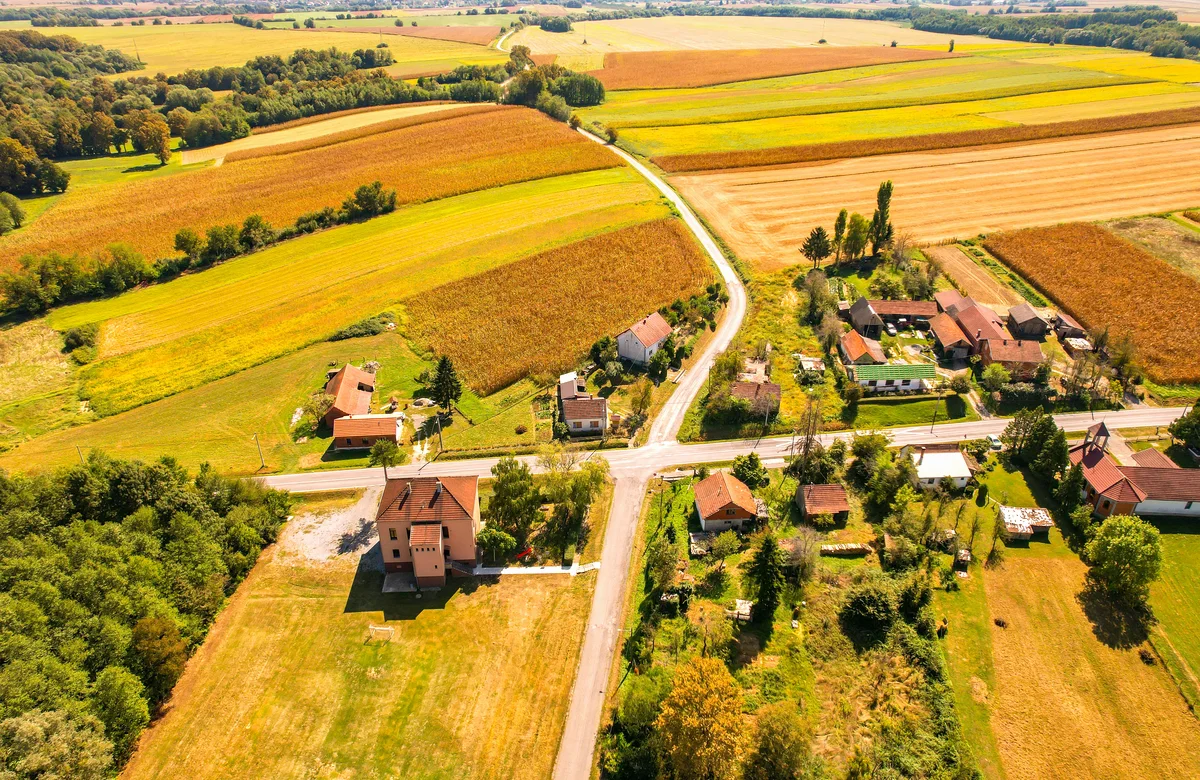 Ländliche Siedlung zwischen Straßen und bewirtschafteten Flächen